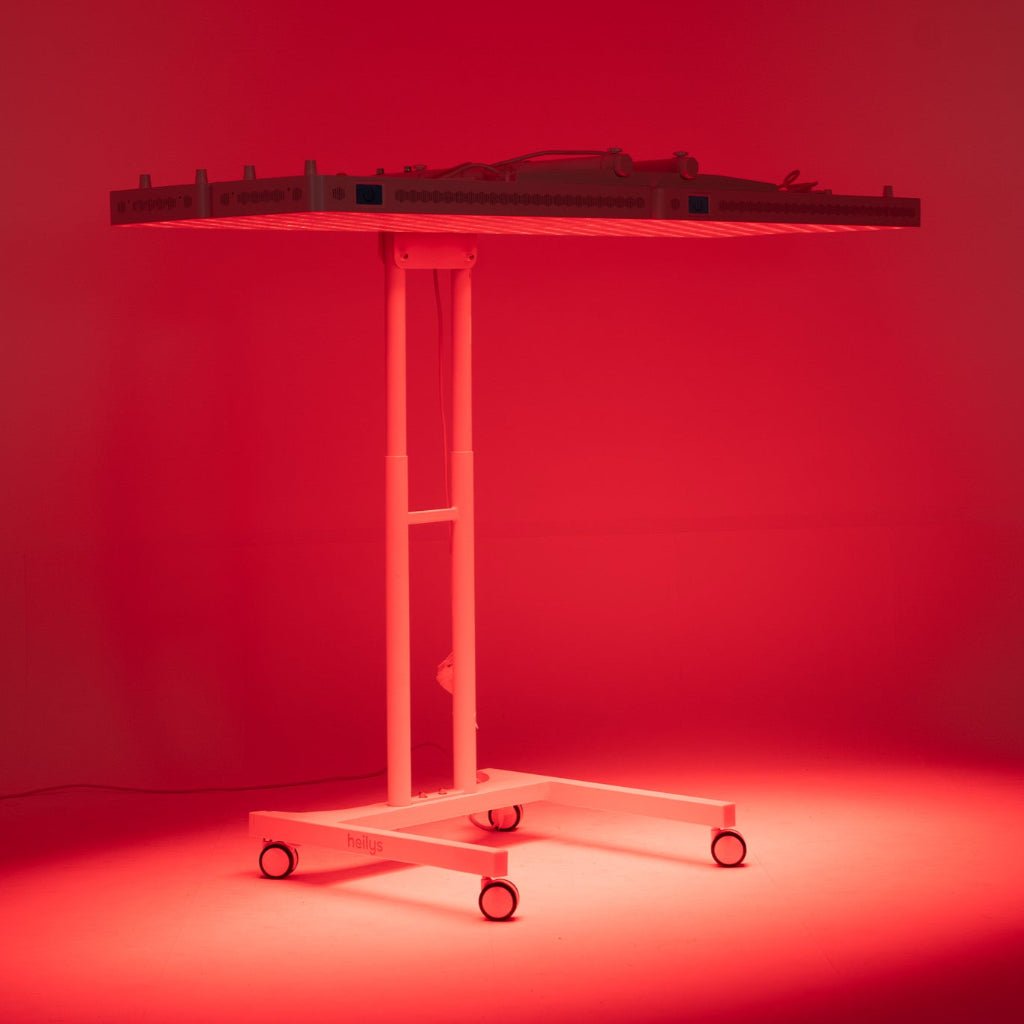 Heilys Dual Stand Horizontal to medyczna lampa terapeutyczna heilys na poziomym stojaku, emitująca silne czerwone światło do skutecznej terapii światłem czerwonym, które oświetla podłogę i otaczający obszar.