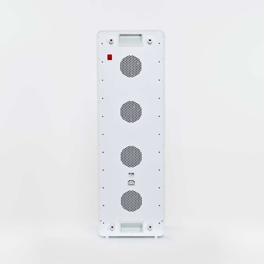 Białe, prostokątne urządzenie elektroniczne Heilys stoi pionowo z czterema okrągłymi kratkami wentylacyjnymi i czerwonym kwadratowym wskaźnikiem LED na przednim panelu, na białym tle.